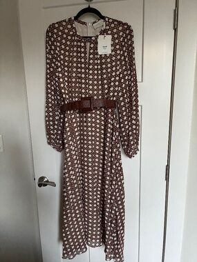 Exquisite dress with belt